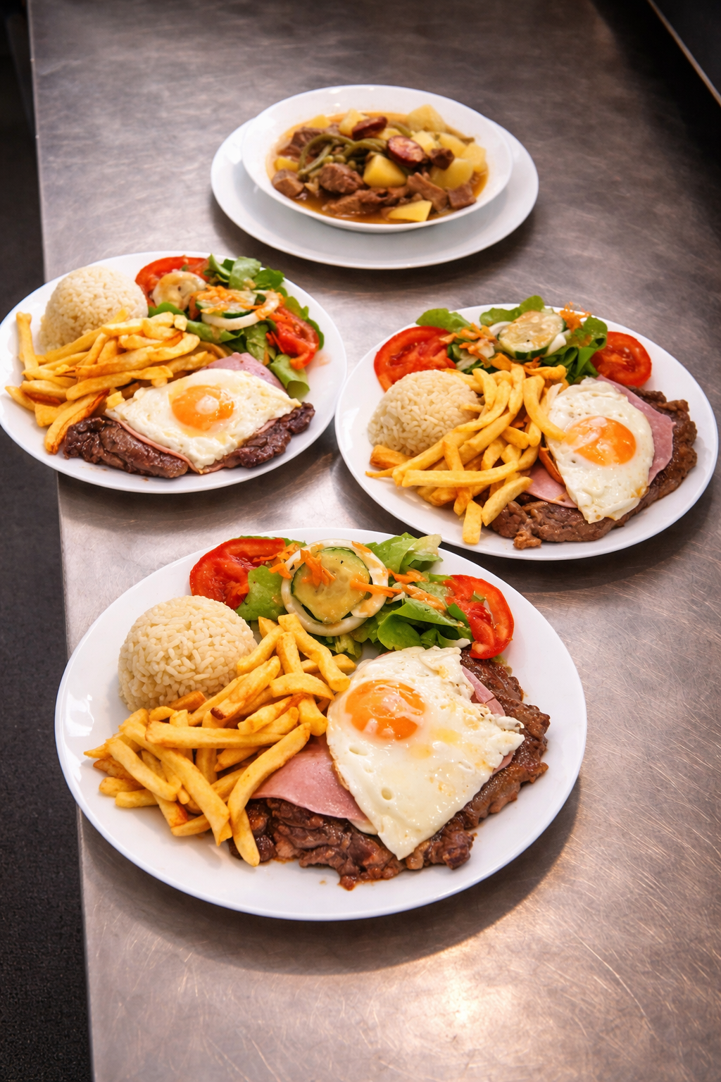 Assiettes de steaks à cheval servies avec riz et frites