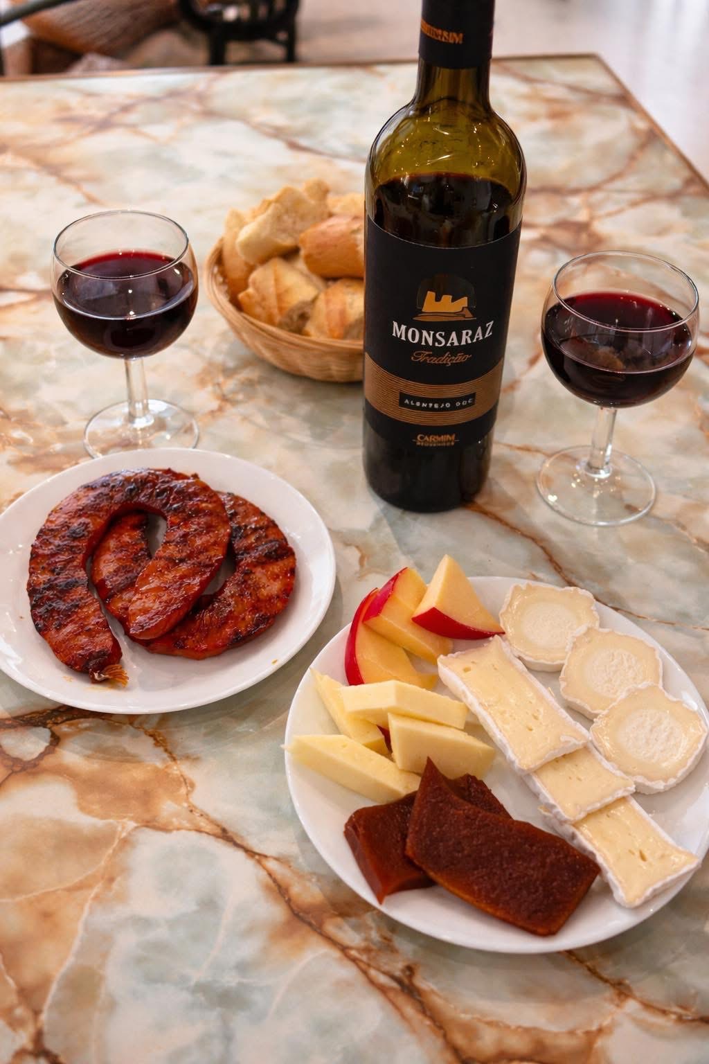 Plateau de fromages, charcuteries et vin rouge