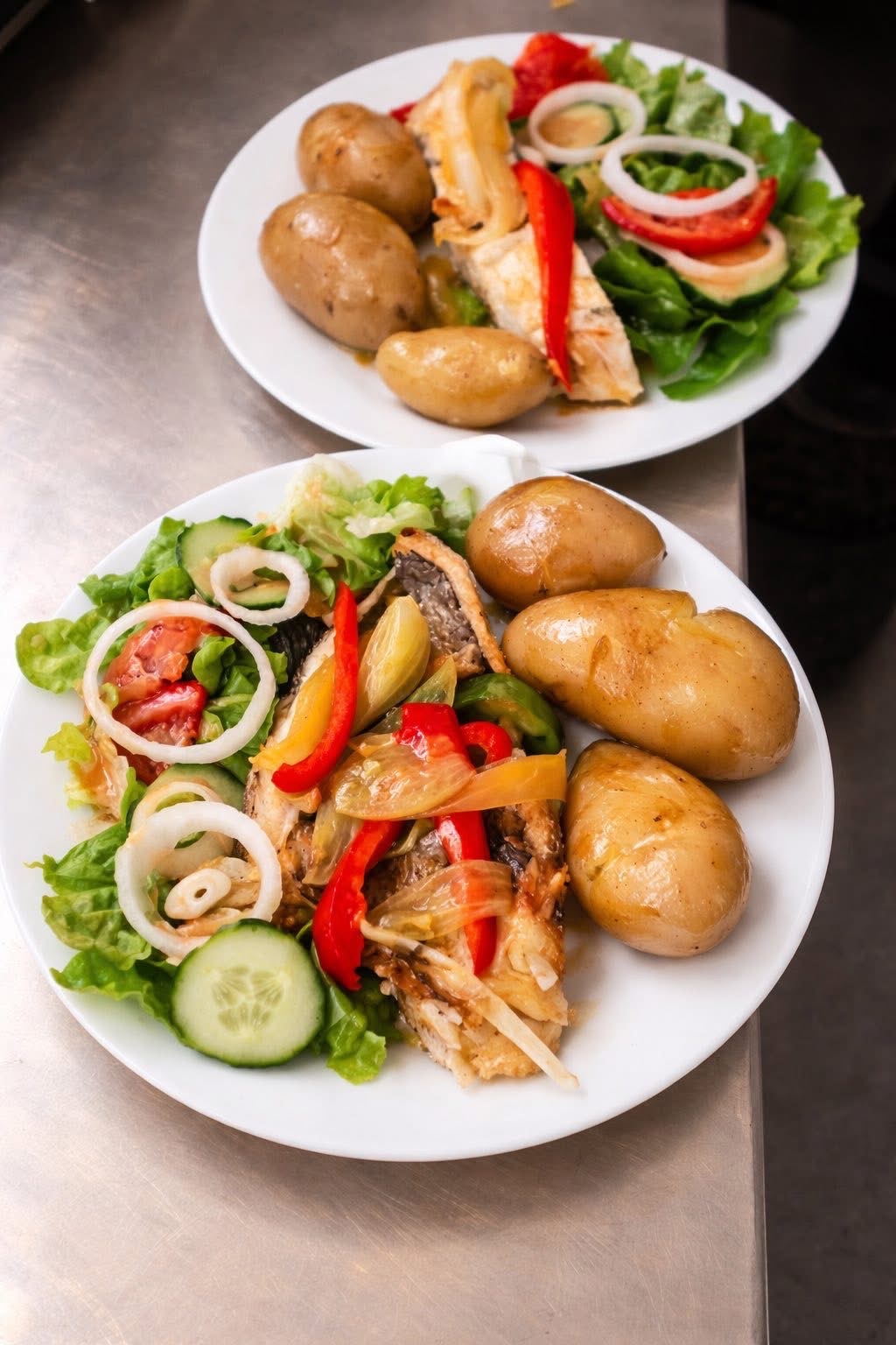 Poisson grillé accompagné de pommes de terre vapeur et légumes